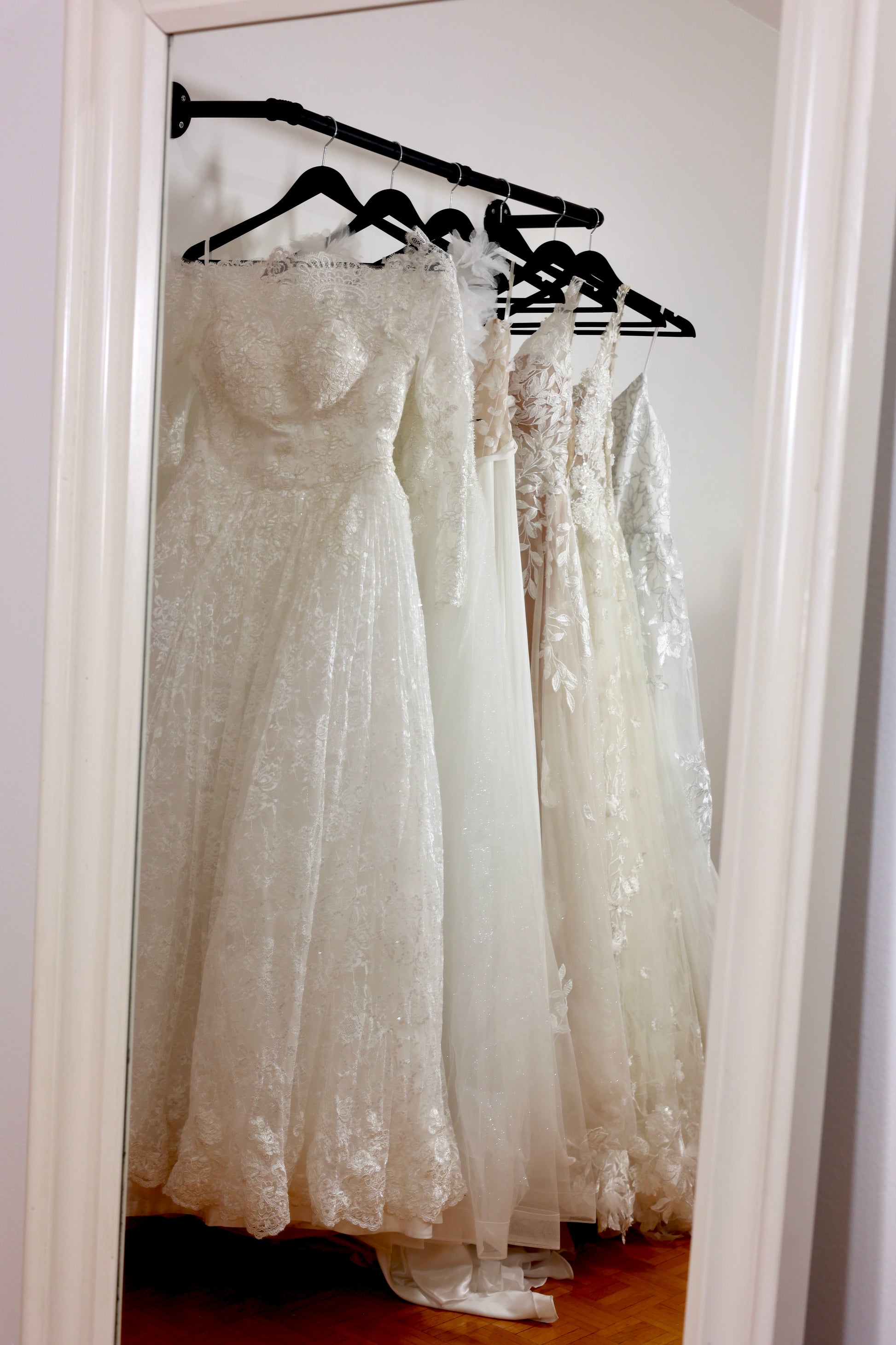 ELZi Dressmaker Montreal ELZi has 20 years experience in couture, ranging from designing, pattern, cutting and sewing.  We are your trusted and reliable partner to perform alterations on your wedding dress. Avec 20 ans d'expérience en couture, ELZi excelle dans la conception, le patronage, la coupe et la couture. Faites confiance à notre expertise pour retoucher votre robe de mariée.