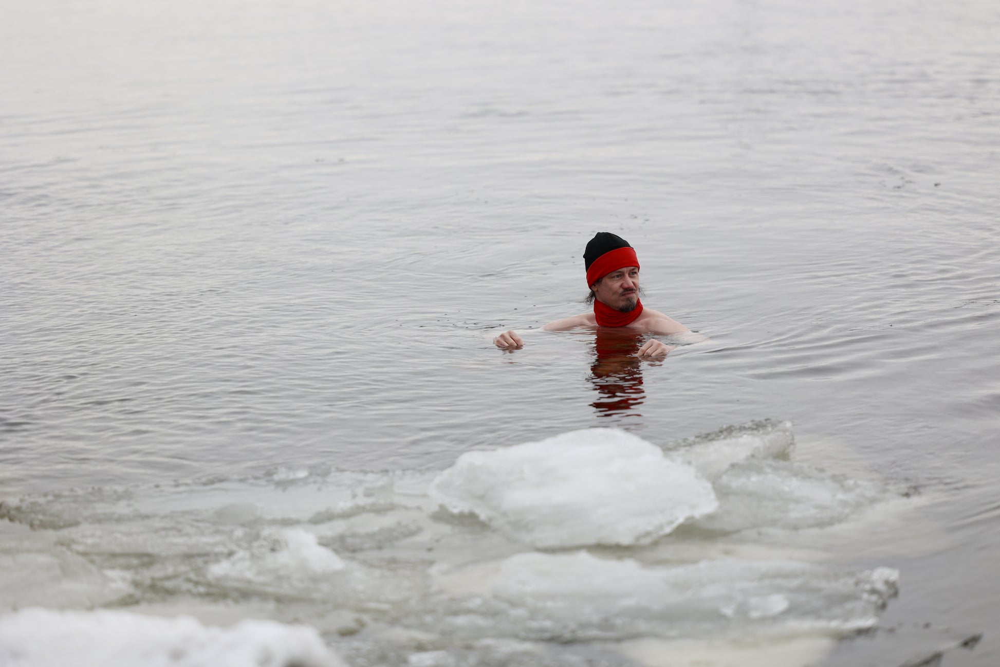 Jonathan Brunelle trouve ça difficile de rester calme dans l'eau glacé du Fleuve St-Laurent pendant sa session de cryothérapie à l'île des seours.