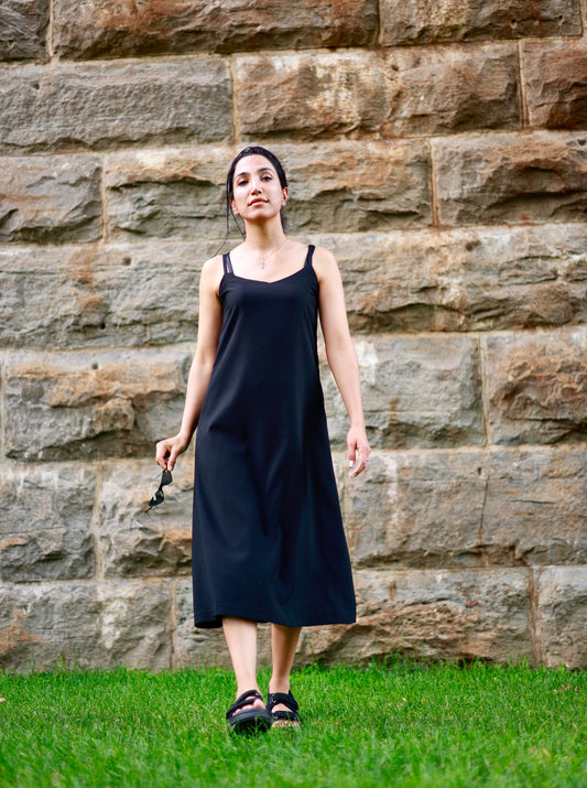 Robe noir en soie par Couturière Ile des Soeurs  ELZi. Photo prise à Sainte-Anne-de-Bellevue. Montreal Dressmaker ELZi wears the black silk dress.