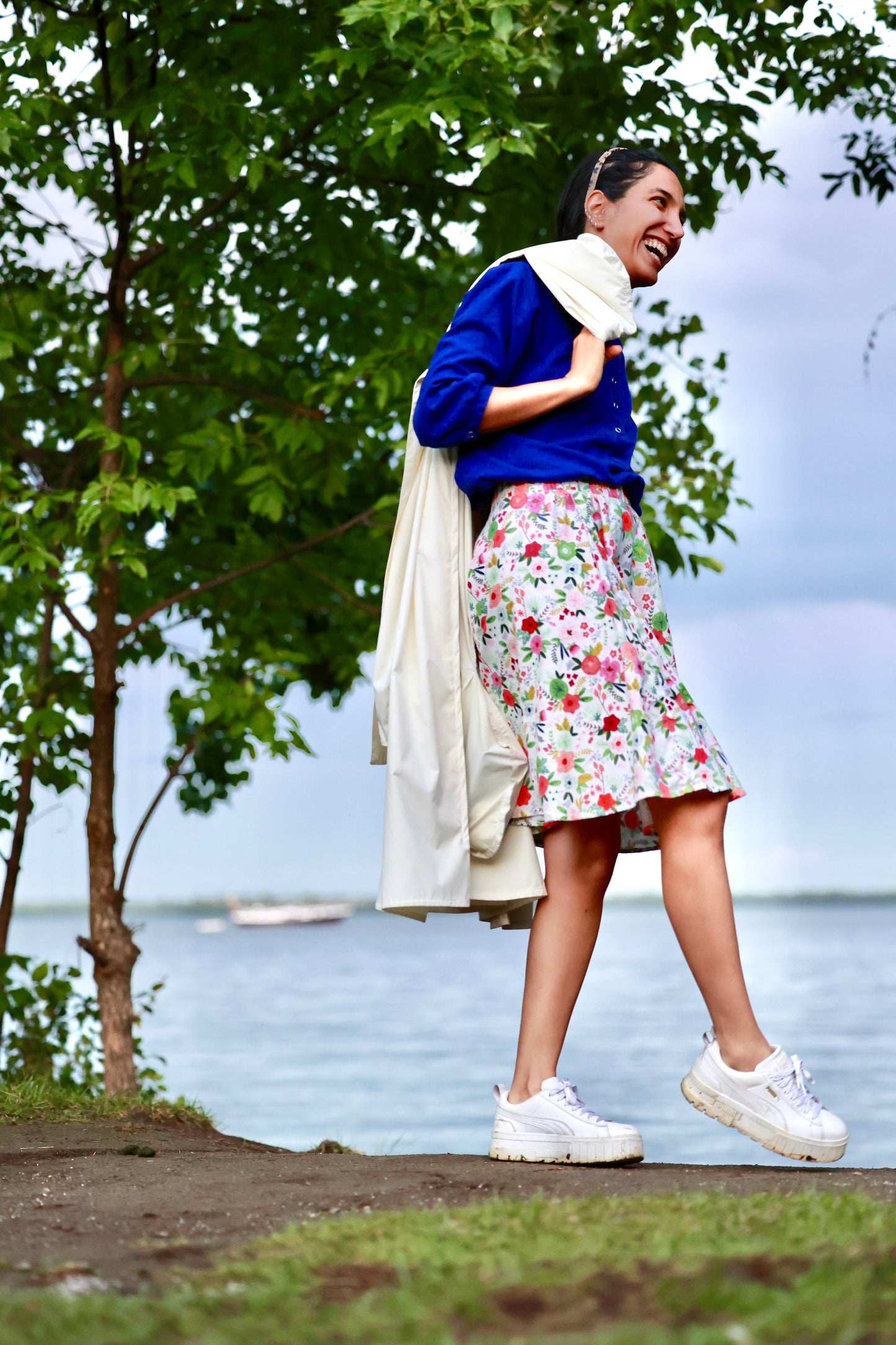 Sanaz Firouzi porte l'imperméable blanche ELZi au West Vancouver Park sur l'Île des Soeurs, Verdun, Montréal.