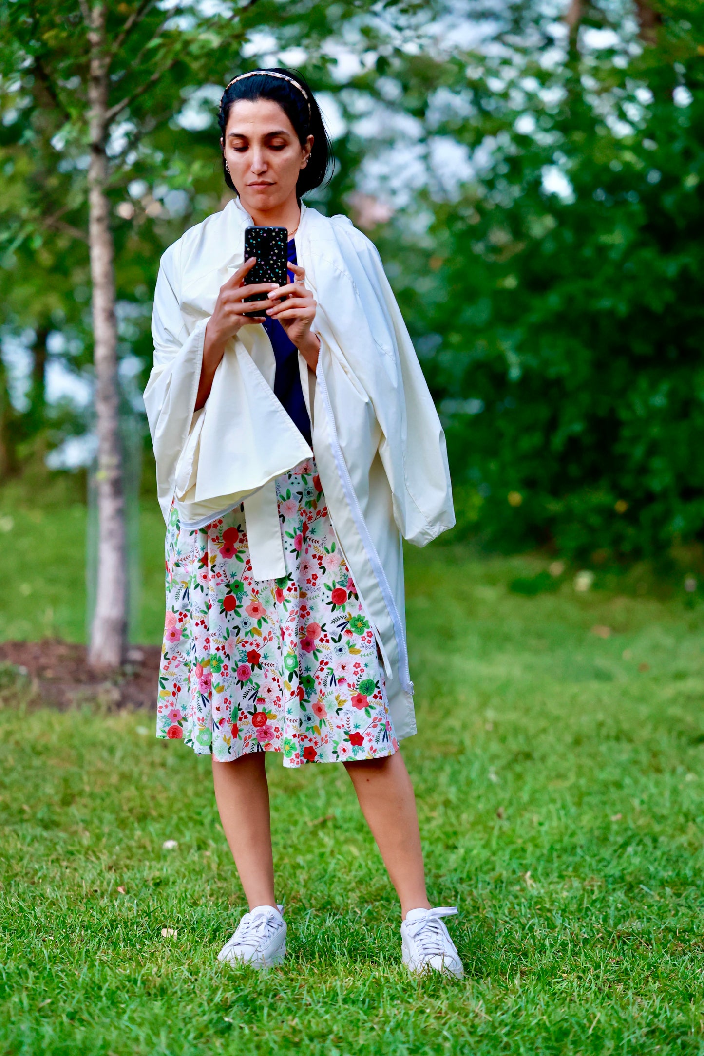 Imperméable blanc par couturière Île des Soeurs ELZi au West Vancouver Park. 