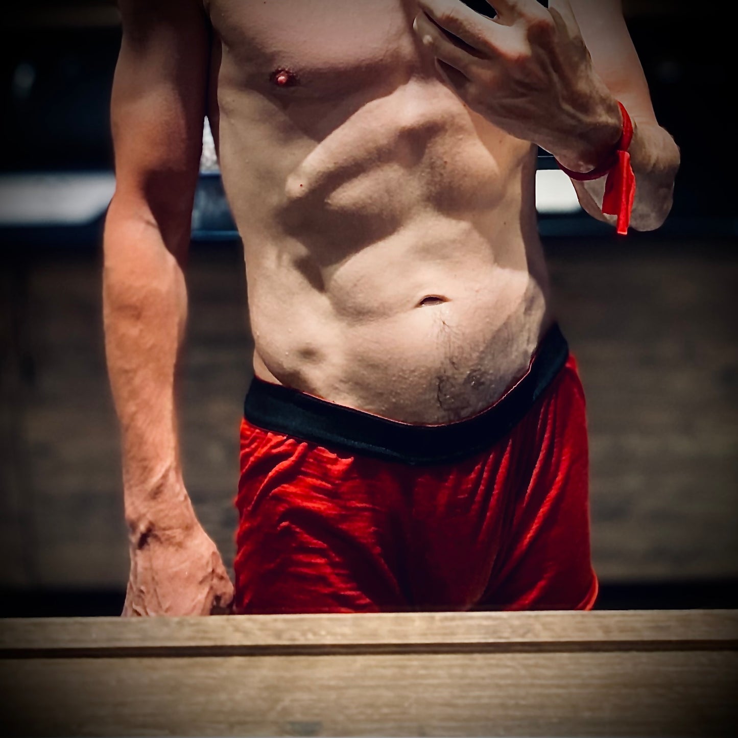 boxer homme de couleur rouge. Sous-vêtements en mérinos rouge sur mesure qui dureront à travers une séance de gym, un sauna et une course de retour à la maison. Red Men Boxer. Custom made red merino underwear that will last thru a gym session, sona and a run back home.