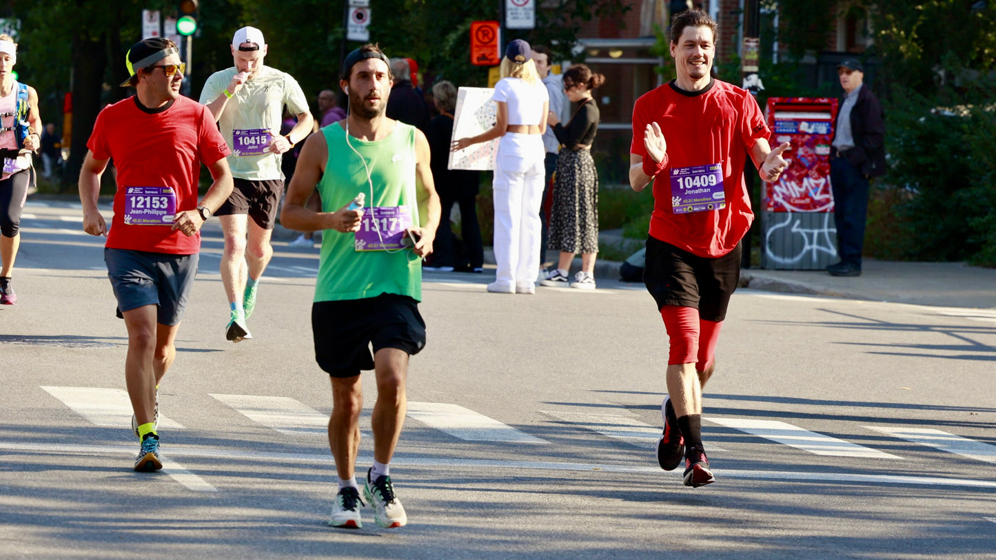 Shorts 42,2 KM MTL Marathon en lin noir avec doublure en bambou rouge