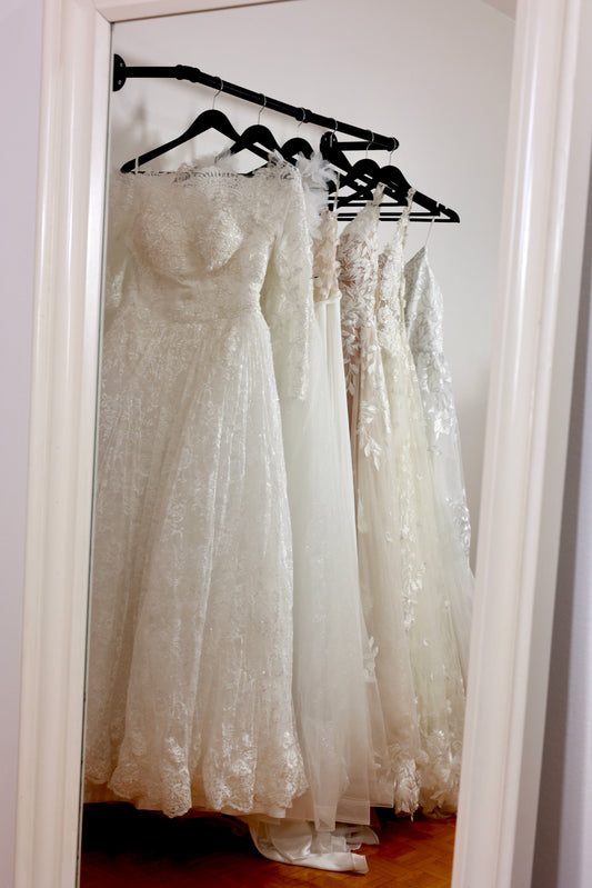 ELZi Dressmaker Montreal ELZi has 20 years experience in couture, ranging from designing, pattern, cutting and sewing.  We are your trusted and reliable partner to perform alterations on your wedding dress. Avec 20 ans d'expérience en couture, ELZi excelle dans la conception, le patronage, la coupe et la couture. Faites confiance à notre expertise pour retoucher votre robe de mariée.