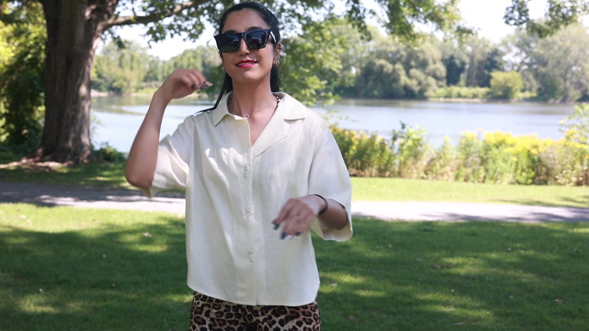 Charger la vidéo : Vidéo de Sanaz Firouzi portant une chemise en lin couleur latté confectionné par ELZI.ca
