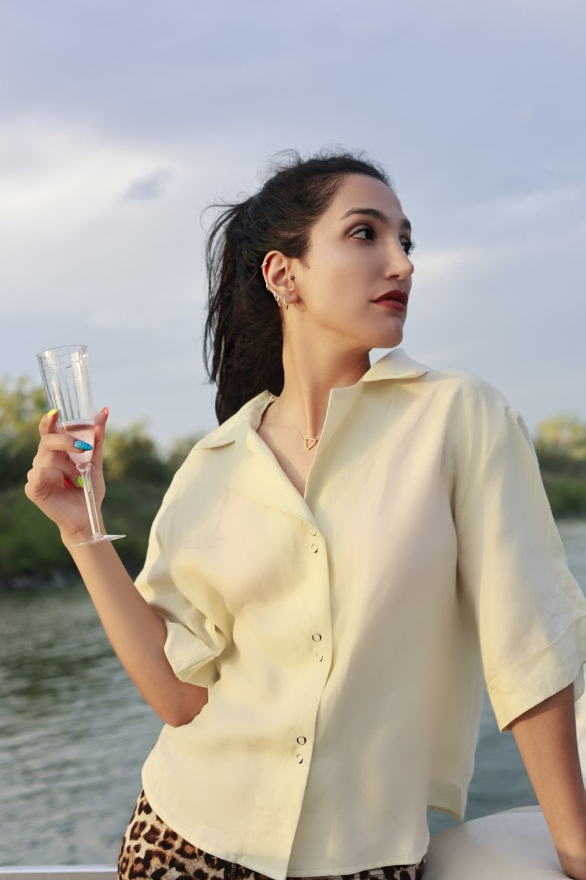 Sanaz Firouzi porte une blouse en lin couleur latté par ELZI.ca
