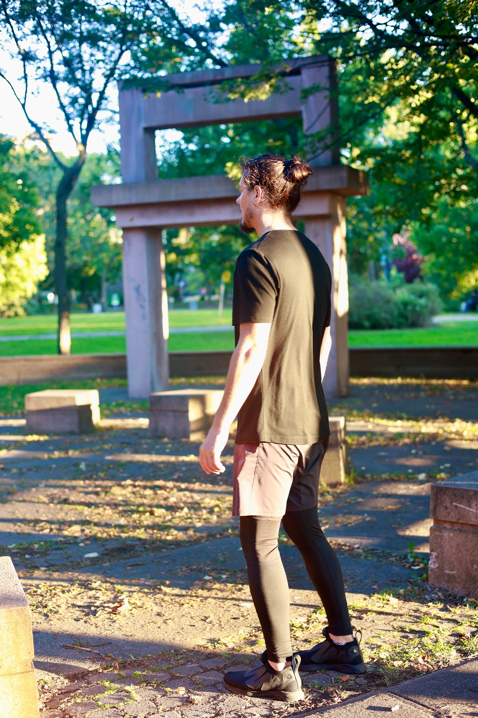 Jonathan Brunelle porte la chemise mérinos ELZI "ombre noire" dans un parc.