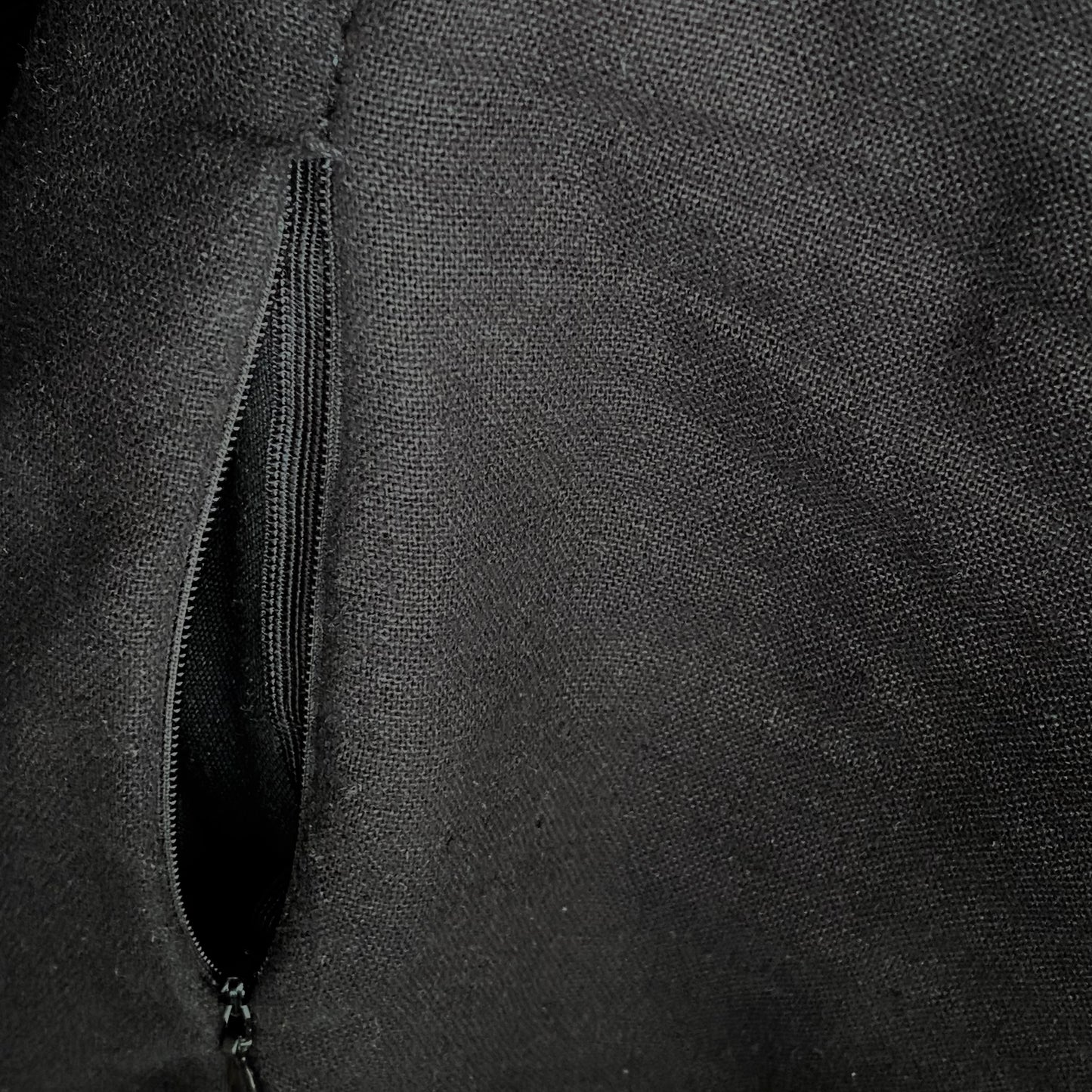close up on the hidden pocket with zip of the 42.2 km marathon shorts